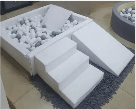 Piscina de Bolinhas Branca com Escorregador