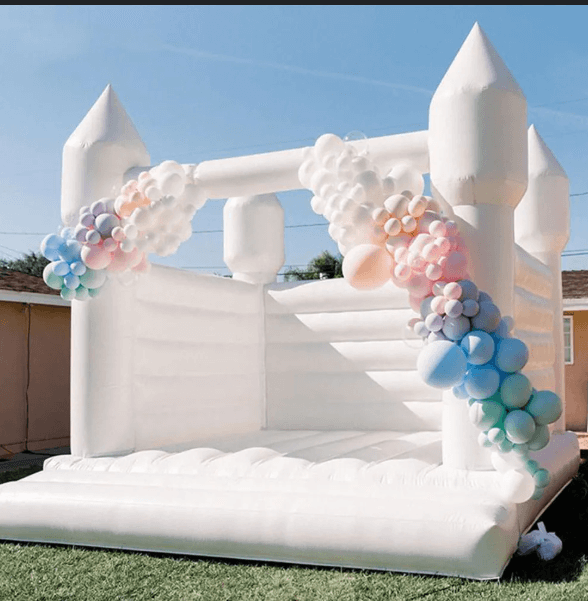 Crianças se divertindo em um pula pula branco estilo Bubble House aluguel .