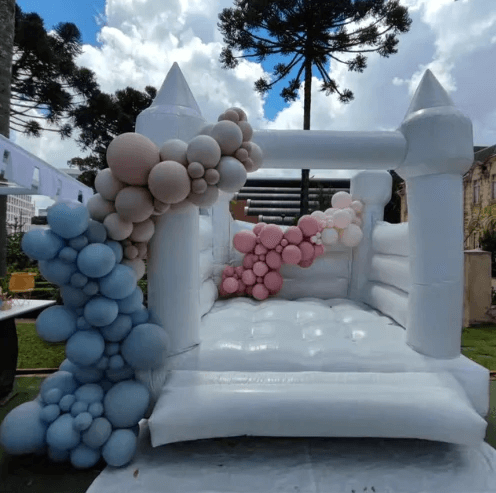 Pula pula branco modelo Bubble House decorado para festa infantil ao ar livre. Pula pula branco modelo Bubble House decorado para festa infantil ao ar livre.